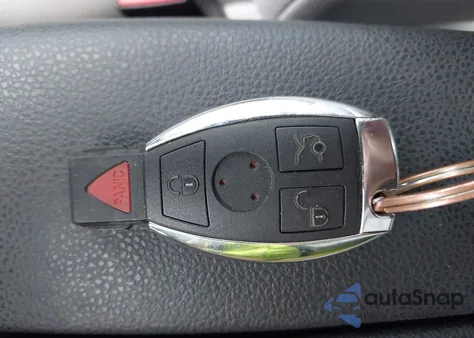 2012 Mercedes-Benz C 250 Sport z USA, uszkodzony, nr VIN WDDGF4HB3CR213010